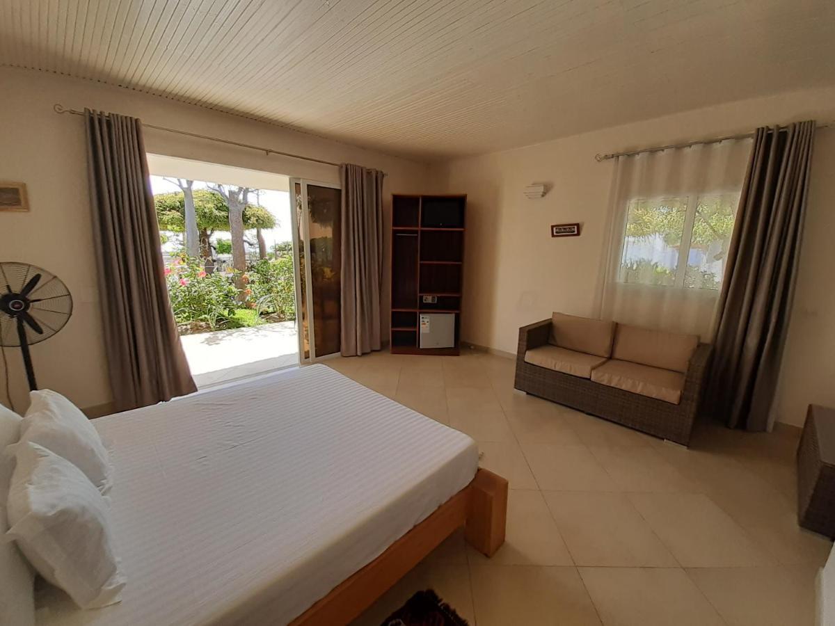 Aux 2 Metis Hotel Toliara Exterior photo